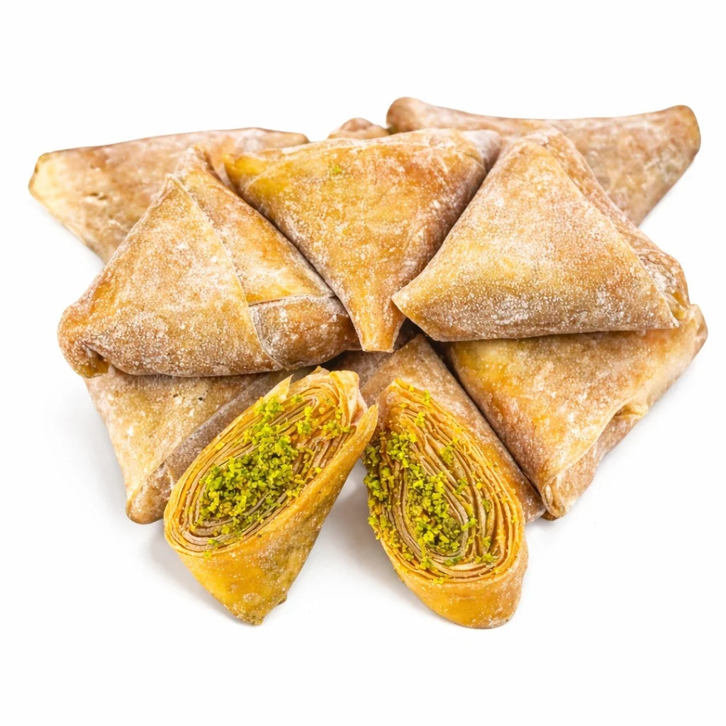 Han Bey Kayısı Antep Fıstıklı Muska Pestili, doğal pestil içerisine bol Antep fıstığı eklenerek geleneksel yöntemlerle hazırlanan premium kalite Malatya yöresel tatlısı.